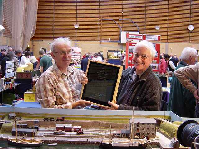 Angus Watkins is presented the 2002 Reinier Hendriksen Trophy by Chris O'Donoghue - Image © Mick Thornton