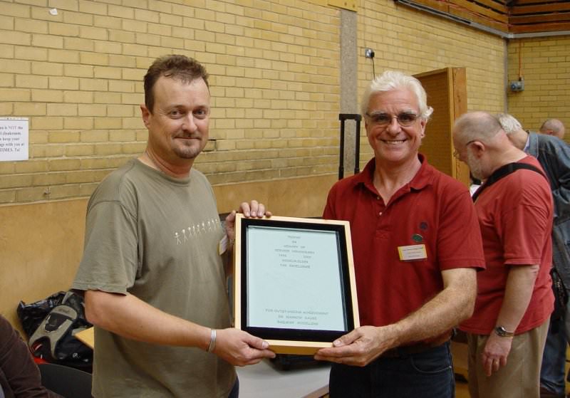 Chris Nevard is presented the 2005 Reinier Hendriksen Trophy by Chris O'Donoghue - Image © Mick Thornton